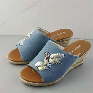 Sandales Mary Jane antidérapantes à motif floral brodé d'oiseaux et de poissons pour femmes, pour un usage quotidien - Product Image 1