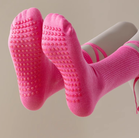 Chaussettes de Pilates mi-mollet respirantes et antidérapantes en dentelle, personnalisables, pour femmes, idéales pour le yoga et les sports d'intérieur (vente en gros)