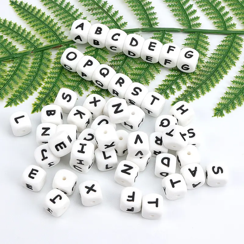 Mayorista DIY Bebé Masticar Juguetes Accesorios Focal Beads Silicone Cubic 12mm Silicone Alphabet Beads para la fabricación de pulseras