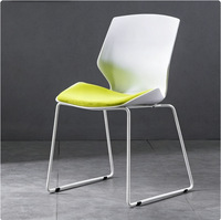 Chaises de conférence simples et colorées en acier massif pour la formation du personnel, la réception et les négociations