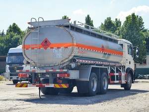 Camión Cisterna de Gasolina en Oferta Internacional 10m³-25m³ Sinotruk Howo para Entrega de Productos Petroleros y Operaciones de Reabastecimiento en Obras de Construcción - Product Image 2