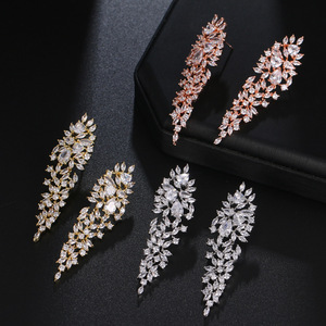 Vente en gros de nouvelles boucles d'oreilles de fiançailles tendance pour femmes bijoux de boucles d'oreilles en cristal blanc pour la mariée - Product Image 3