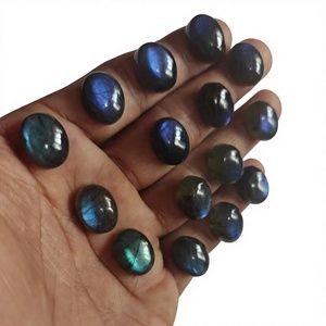 Cabochon ovale en labradorite naturelle avec éclat bleu pour la fabrication de bijoux en gros - Product Image 1