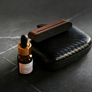 Diffuseur d'huiles essentielles pour voiture en bois écologique, design simple et luxueux en bois et métal, <span class=keywords><strong>parfum</strong></span> vintage, bonne odeur, ornement de voiture - Product Image 1