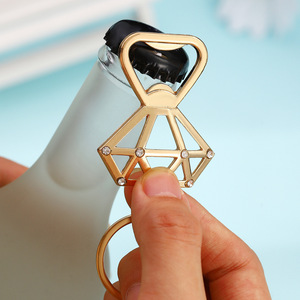 Llavero con forma de diamante, abridor de botellas, aleación de zinc dorada, recuerdos para fiestas de boda con etiquetas de papel kraft y bolsas de organza, juego de 15 piezas - Product Image 3