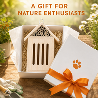 Maison à insectes en bois artisanale résistante aux intempéries avec un design multicouche pour l'observation de la faune dans le jardin, décoration de cour
