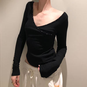 Camiseta de Manga Larga con Cuello en V Cruzado y Detalle de Tachuelas para Mujer, Color Sólido, Ajuste Entallado, Estilo Casual Básico - Product Image 4