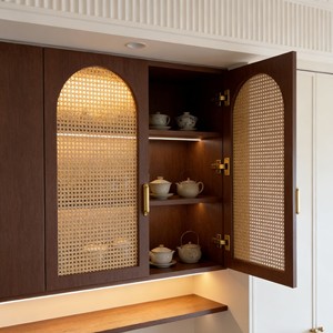 Aparador de Comedor de Ratán Color Crema y Nogal de Lujo - Iluminación LED y Barra de Café, Almacenamiento Multizona para Espacios Bohemios Elegantes - Product Image 3