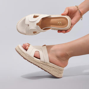 Sandales compensées blanches pour femmes, style décontracté estival, couleur unie et brillante, espadrilles compensées beiges pour femmes, chaussures de plage estivales - Product Image 1