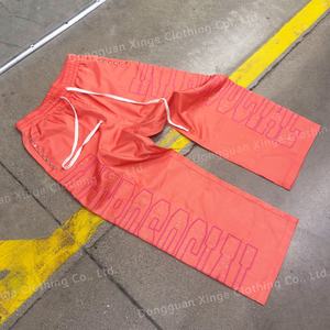 Pantalon en nylon personnalisé OEM avec lettres brodées, pantalon en polyester pour homme, taille élastique, respirant, décontracté, ample, avec strass - Product Image 2