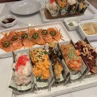 Présentoirs à sushi jetables personnalisés en plastique, pochettes ouvertes pour rouleaux de sushi, sacs et emballages pour tacos de sushi