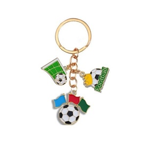 ชุดพวงกุญแจฟุตบอลเคลือบเงา พร้อมจี้รูปถ้วยรางวัล เสื้อแข่ง และรองเท้าสตั๊ด สีทอง สำหรับแฟนบอลและนักเตะ - Product Image 5