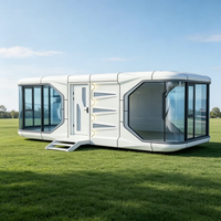 Maison conteneur capsule spatiale futuriste, cabine lounge moderne carrée, unité mobile respirante en panneaux sandwich pour extérieur et parc