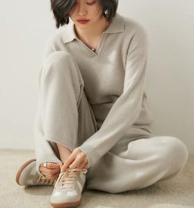 أطقم كنزات بولو نسائية فاخرة من صوف الكشمير الإيطالي بتصنيع ODM/OEM، طقم من قطعتين للنساء مكون من كنزة محبوكة من الكشمير وبنطلون - Product Image 3