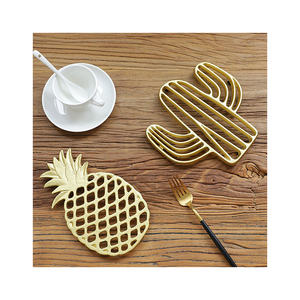Set <span class=keywords><strong>de</strong></span> sets <span class=keywords><strong>de</strong></span> table en fonte <span class=keywords><strong>de</strong></span> campagne américaine Sous-verres <span class=keywords><strong>de</strong></span> table isolés pour casseroles et plats Tapis et tampons élégants - Product Image 2