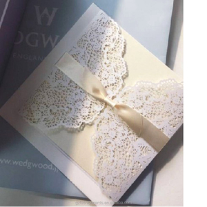 Cartes de découpe laser d'invitation de mariage <span class=keywords><strong>bleu</strong></span> <span class=keywords><strong>marine</strong></span> pliées carrées élégantes avec cravate et <span class=keywords><strong>enveloppe</strong></span> de ruban brillant - Product Image 4