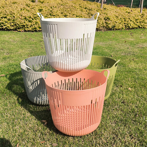 Panier de rangement en plastique de 28 cm de diamètre avec poignées pour un rangement bien organisé - Product Image 1