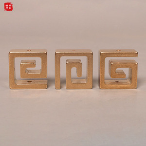 Semplice porta incenso con motivo a svastica e simbolo portafortuna, realizzato in rame puro. Un bruciatore d'incenso decorativo - Product Image 3