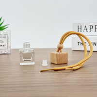 Flacons de parfum pour voiture en verre carré haut de gamme de 8 ml avec logo personnalisé imprimé, couvercle en bois, diffuseur de parfum suspendu, diffuseur à bâtonnets