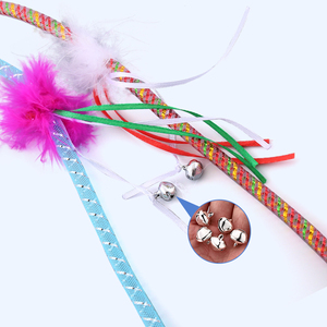 Ecológico divertido pluma cinta interactiva gato juguete manguera elástica campana gato Teaser Stick para gato - Product Image 3
