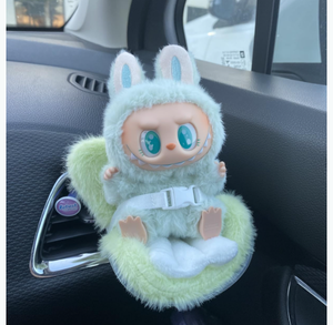ที่นั่งตุ๊กตาในรถ17ซม. น่ารักและใช้งานได้จริงพร้อมคลิปติดช่องแอร์อุปกรณ์เสริมภายในสำหรับกล่องตาบอดของสะสมตุ๊กตาแฟนๆ - Product Image 3
