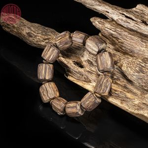 Pulsera Contemporánea de Madera de Agar Malaya con Cuentas Naturales Medianas, Acabado Limpio y Efecto Hundido, Joyería - Product Image 3