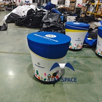 Équipement de location pour événements : Bureau gonflable personnalisé, mobilier portable pour événements, chaises et tables de bar rondes pour branding extérieur