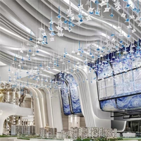 Lustre ANNO Blue Drop avec design flottant multi-niveaux, suspension personnalisée en grappe pour centre de vente immobilière