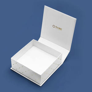 กล่องของขวัญโลโก้ปั๊มฟอยล์ทองคุณภาพสูง กระดาษเคลือบพร้อมฝาแม่เหล็ก เคลือบ UV ออกแบบด้วยโปรแกรม <span class=keywords><strong>Adobe</strong></span> <span class=keywords><strong>Indesign</strong></span> สำหรับงานนำเสนอ - Product Image 1