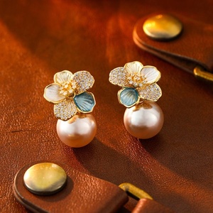 Boucles d'oreilles clous élégantes de style français, micro-incrustées de fleurs, Manta Rose, perle violette, cuivre haut de gamme, zircon principal, exquises et tempérées - Product Image 3