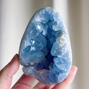 Vente en gros de géodes de célestine de style bohème, pierres de cristal, tendance de la mode pour une décoration intérieure unique et des cadeaux de vacances - Product Image 5