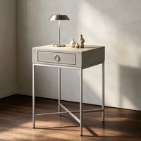Table de chevet carrée de luxe haut de gamme avec panneaux en cuir gaufré et base métallique pour chambre à coucher