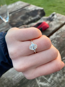 แหวนมอสซาไนต์ทรงรี VVS ทองคำขาว 10K สำหรับผู้หญิง แหวนเพชรเม็ดเดี่ยวสำหรับสัญญา งานแต่งงาน ครบรอบวันแต่งงาน - Product Image 6