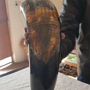 Cuerno Vikingo para Beber con Soporte, Taza de Cuerno de Búfalo Natural Pulido para Amantes del Hidromiel, Cerveza y Cerveza Artesanal, Hecho a Mano en India - Product Image 1