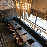 Canapé banquette moderne industriel en cuir bleu capitonné, chaise en rotin à structure métallique, table en marbre pour restaurant, hôtel, steakhouse