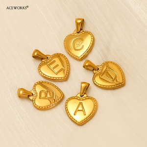 Colgante con inicial de corazón estilo Milgrain |   Colgante de Letra del Alfabeto de Doble Cara, Chapado en Oro PVD de 18K, en Acero Inoxidable |   Resistente al agua y duradero - Product Image 4