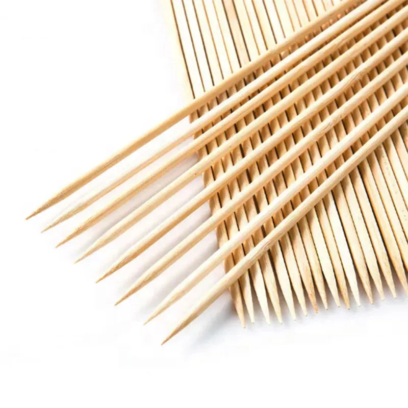 Gli spiedini di bambù in bastoncini di bambù grezzo sono usati per accessori per aromaterapia bastoncini rotondi per spiedini di bambù per feste barbecue all'aperto