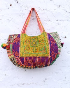 Bolso de Hombro Banjara Bordado a Mano de la India, Moderno, Ligero, con Forro de Algodón y Cierre, para Uso Diario de Mujeres - Product Image 4