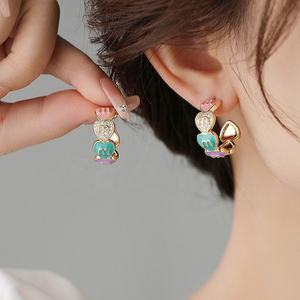Pendientes de Botón en Forma de C con Diseño Colorido y Efecto Goteo, Versátiles y de Alta Gama con Perla como Piedra Principal, Regalo para Mujer - Product Image 2