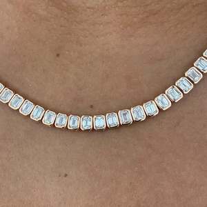 Collar de tenis con moissanita de corte esmeralda engastada en bisel, de plata de ley 925 chapada en oro, regalo de compromiso o boda para pareja - Product Image 2