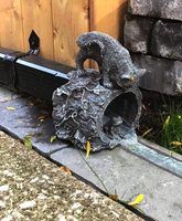 JOUEUSE CHASING KITTY ET FROG DOWNSPOUT GUTTER EXTENSION, DOWNSPOUT SPLASH BLOCK, DOWNSPOUT DIVERTER GARDEN STATUE