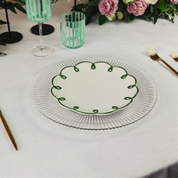 Assiette en céramique au design floral unique, polyvalente pour servir et offrir en cadeau, vaisselle élégante pour la maison et la cuisine