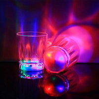 Accessoires de concert et de bar : Verre à vin lumineux LED coloré, octogonal, en acrylique, semi-fait main, avec effet de clignotement droit et motif floral.