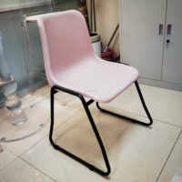 Chaise à pattes de traîneau noire capacité 600 lb OK-505S - Conception légère et empilable pour salles de classe, salles d'attente et lieux polyvalents