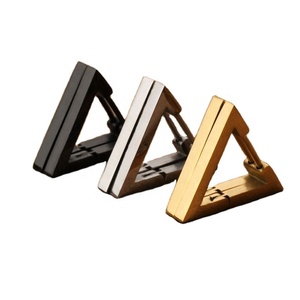 Boucles d'oreilles géométriques triangulaires Huggies en acier inoxydable plaqué or, argent et noir pour hommes et femmes - Product Image 3