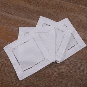 Premium Weiße Baumwollserviette mit Feiner Hohlsaumstickerei Atmungsaktiver Stoff für Hochzeiten & Restaurants - Product Image 1