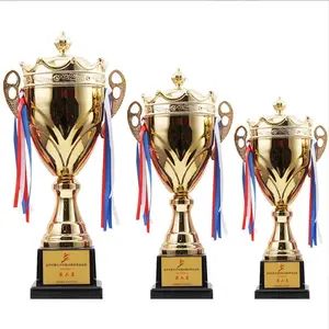 2023 Hot Selling World Meta Football Sport Custom Crown Cup Hoge Kwaliteit Awards Voetbal Trofee Cup