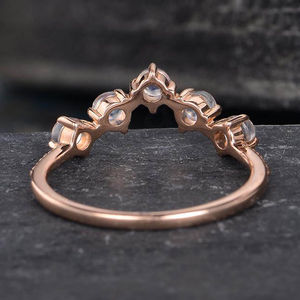 แหวนเงินแท้ 925 ชุบทองคำสีโรสโกลด์ ดีไซน์เรียบหรู ประดับด้วยมูนสโตนธรรมชาติ - Product Image 2