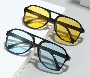 <span class=keywords><strong>Occhiali</strong></span> da Sole Retrò Boxy alla Moda con Doppio Ponte, Protezione UV, <span class=keywords><strong>Lenti</strong></span> <span class=keywords><strong>Colorate</strong></span>, Logo Personalizzabile – Ideali per Ciclismo, Guida e Attività all'Aperto - Product Image 1