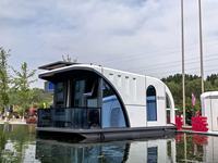 Maisons intégrées de style capsule spatiale flottante, très populaires, pouvant servir de bureaux, d'hôtels ou d'hôtesseries.